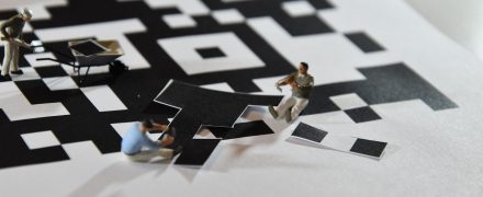 SSML语音标注语言教程配图，展示代码编辑器中的SSML标签结构与文字转语音参数配置